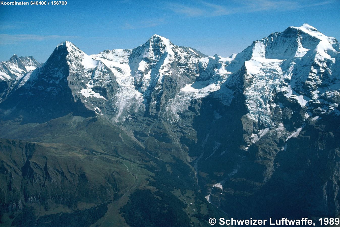 Die drei berühmten Berge: (v. l. n. r.) EIGER - MÖNCH - JUNGFRAU. (Norden: gegen die rechte untere Bildecke)